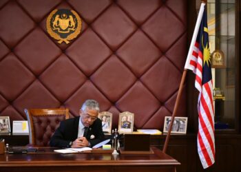 AL-SULTAN Abdullah Ri'ayatuddin Al-Mustafa Billah Shah berbual dengan Recep Tayyip Erdogan menerusi panggilan telefon di Istana Negara, semalam. - FB ISTANA NEGARA
