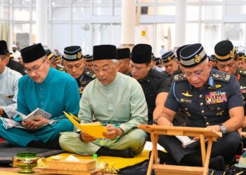 AL-SULTAN Abdullah Ri'ayatuddin Al-Mustafa Billah Shah hadir majlis sempena Hari ATM Ke-89 di Masjid Khalid Bin Al-Walid.-FB ISTANA NEGARA