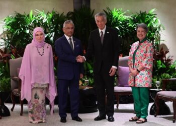 AL-SULTAN Abdullah Ri'ayatuddin Al-Mustafa Billah Shah berkenan menerima menghadap Lee Hsien Loong sempena lawatan ke negara itu bersama Tunku Hajah Azizah Aminah Maimunah Iskandariah dan Ho Ching.