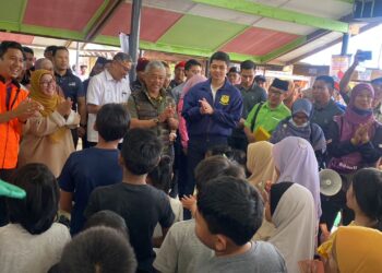 AL-SULTAN Abdullah Ri'ayatuddin Al-Mustafa Billah Shah (tengah) diiringi Tengku Hassanal Ibrahim Alam Shah Ibni Al-Sultan Abdullah Ri’ayatuddin Al-Mustafa Billah Shah berkenan menyantuni mangsa banjir di PPS SK Beserah di Kuantan, Pahang. - UTUSAN/NORHAFIZAN ZULKIFLI