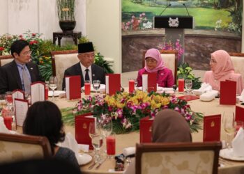  AL-SULTAN Abdullah Ri'ayatuddin Al-Mustafa Billah Shah dan Raja Permaisuri Agong berkenan berangkat ke majlis Jamuan Negara di Istana, Orchard Road malam tadi, yang turut dihadiri Presiden Singapura. - FB ISTANA NEGARA