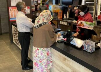 YANG di-Pertuan Agong, Al-Sultan Abdullah Ri’ayatuddin Al-Mustafa Billah Shah dan Raja Permaisuri Agong, Tunku Azizah Aminah Maimunah Iskandariah berkenan singgah di Restoran KFC Jalan Ipoh, di ibu negara  menikmati santapan tengah hari.