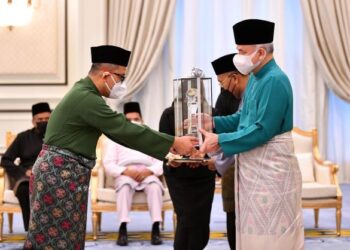 SULTAN Nazrin Muizzuddin Shah menyampaikan Anugerah Tokoh Perdana Maulidur Rasul Peringkat Kebangsaan 2021 kepada Dr. Suhaini Kadiman di Istana Negara, Kuala Lumpur, semalam. – GAMBAR FB ISTANA NEGARA