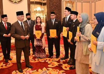 YANG di-Pertuan Agong, Al-Sultan Abdullah Ri'ayatuddin Al-Mustafa Billah Shah berkenan berbual dengan penerima biasiswa di Istana Negara hari ini. - IHSAN FACEBOOK ISTANA NEGARA
