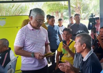 AL-SULTAN ABDULLAH Ri’ayatuddin Al-Mustafa Billah Shah (berdiri, tengah) menyampaikan sumbangan kepada mangsa banjir di PPS Kampung Sungai Chedung di Maran, Pahang. - FOTO/SALEHUDIN MAT RASAD