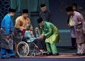 AL-SULTAN Abdullah Ri’ayatuddin Al-Mustafa Billah Shah berkenan menyampaikan Anugerah Maulidur Rasul kepada Chee Hoi Lan  di Kuala Lumpur, semalam.