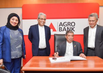 MENTERI Pertanian dan Keterjaminan Makanan, Mohamad Sabu (dua dari kanan) melawat ibu pejabat Agrobank di Kuala Lumpur, kelmarin.