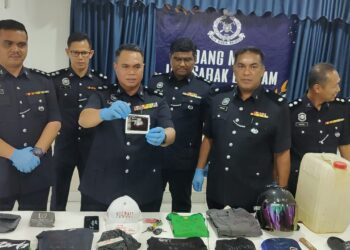 AGUS Salim Mohd. Alias (tengah) menunjukkan gambar imbasan kandungan mangsa, senjata dan barangan lain digunakan suspek kes bunuh seorang wanita di Ibu pejabat Polis Daerah Sabak Bernam, Sungai Besar, di Sabak Bernam, Selangor, semalam. - UTUSAN / ISKANDAR SHAH MOHAMED
