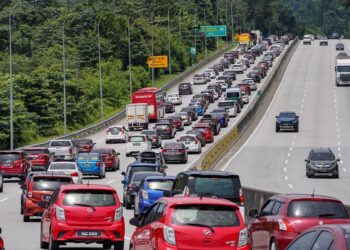 Kesesakan sehari sebelum Pilihan Raya Umum Ke-15 di Lebuhraya Kuala Lumpur - Karak ekoran orang ramai pulang ke kampung masing-masing untuk menunaikan tanggungjawab mereka mengundi – mingguan/AMIR KHALID