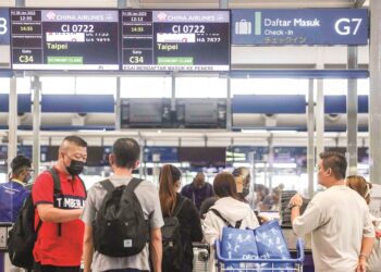 Sebahagian penggembara dari China mendaftar masuk sebelum berlepas menaiki pesawat di  Lapangan Terbang Antarabangsa Kuala Lumpur (KLIA), Sepang, kelmarin.  – MINGGUAN/FAISOL MUSTAFA