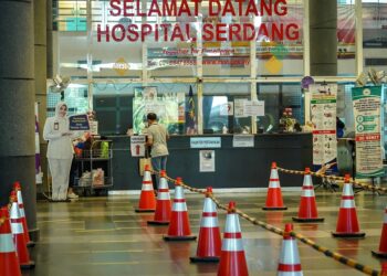 Hospital kerajaan perlu menambah baik perkhidmatan kerana ia menjadi pilihan utama orang ramai yang tidak mampu ke hospital swasta. - GAMBAR HIASAN/FARIZ RUSADIO