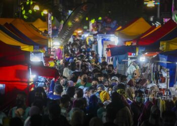 Orang ramai berpusu-pusu membeli keperluan untuk menyambut hari raya Aidilfitri, di Bazar Aidilfitri Jalan TAR, Kuala Lumpur, baru-baru ini. - MINGGUAN/ SHIDDIEQIIN ZON
