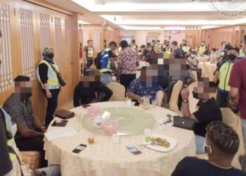 SERAMAI 40 lelaki dipercayai ahli kongsi gelap yang berselindung di sebalik nama sebuah NGO ditahan polis dalam serbuan di sebuah restoran mewah di Seberang Jaya, Pulau Pinang Sabtu lalu. - FOTO/FACEBOOK PDRM PULAU PINANG