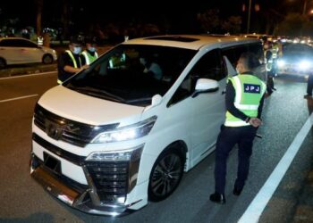 PEGAWAI dan anggota JPJ menahan kenderaan Velfire yang dipandu seorang ahli perniagaan tidak memiliki lesen dan positif ganja dalam operasi bersepadu di Jalan Syed Abdul Aziz, Banda Hilir, Melaka. - FOTO/RASUL AZLI SAMAD