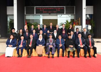 MOHAMAD Azhan Md. Amir (tengah) yang juga Datuk Bandar Petaling Jaya bersama 24 Ahli Majlis baharu selepas Majlis Pengakuan Penerimaan Jawatan Ahli Majlis Penggal 2023, semalam. 