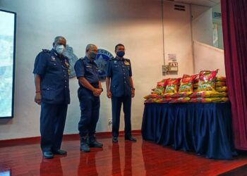 RAMLI Din (kanan) bersama Arjunaidi Mohamed dalam majlis penyerahan bantuan mangsa banjir di IPK Selangor, di Shah Alam, Selangor, hari ini.