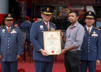AHMAD Fadhlullah Adnan mewakili Utusan Malaysia menerima sijil penghargaan daripada JBPM. UTUSAN/FAISOL MUSTAFA