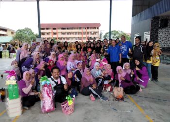 AHMAD Maslan (tiga dari kanan) bersama kakitangan Kemas  Daerah Pontian selepas majlis penyampaian hadiah sukan di Pontian, semalam.