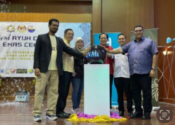 AHMAD MASLAN melancarkan Karnival Ayuh Cergas Warga Emas Cemerlang di Dewan Jubli Intan, Pontian.