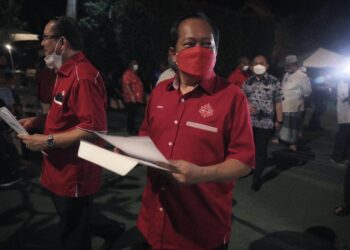 AHMAD Maslan (kanan) membawa surat gugur keahlian UMNO ketika hadir Mesyuarat Badan Perhubungan UMNO negeri di Villa D’Acqua, Kampung Pulau, Masjid Tanah, Melaka. - UTUSAN/RASUL AZLI SAMAD