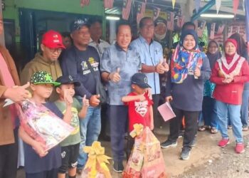 AHMAD Maslan menyampaikan hadiah kepada pemenang acara sukan PPK Ayer Baloi di Kampung Parit Baru, Pontian.