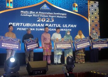 AHMAD Maslan menyantuni asnaf pada majlis iftar dan penyampaian sumbangan LHDN di Cyberjaya. - UTUSAN/AMREE AHMAD