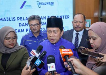 AHMAD Maslan ketika ditemui pemberita selepas perasmian e-kaunter LPPSA di Putrajaya. - UTUSAN/FAISOL MUSTAFA