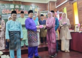 AHMAD Maslan menyampaikan hadiah Sayembara Penulisan Puisi sempena Sambutan Hari Raya anjuran Persatuan Penulis Johor (PPJ) di Rumah Citra Benut, Pontian, Johor, hari ini.