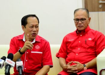 AHMAD Maslan (kiri) dalam sidang akhbar selepas hadir memberikan penerangan tentang isu-isu semasa terkini negara kepada 1,309 pimpinan UMNO bahagian seluruh negeri ini di Dewan Majlis Bandaraya Kuantan (MBK), Kuantan, Pahang. - FOTO/SHAIKH AHMAD RAZIF