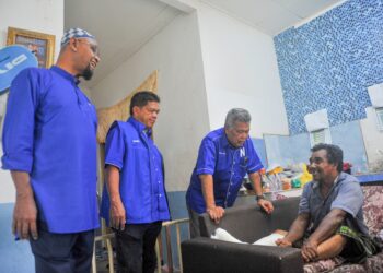 AHMAD Said (dua kanan) melawat penduduk yang mengalami kecederaan patah kaki selepas majlis perjumpaan dengan penduduk di PPRT, Alor Lintang, Besut, Terengganu. - UTUSAN/PUQTRA HAIRRY ROSLI