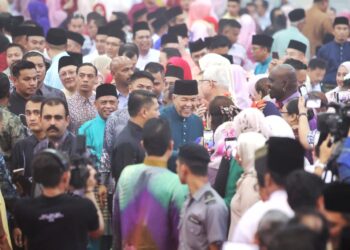 AHMAD Zahid Hamidi (tengah) bersalaman dengan tetamu pada Majlis Sambutan Aidilfitri UMNO Perak di Lenggong hari ini. - UTUSAN/MUHAMAD NAZREEN SYAH MUSTHAFA