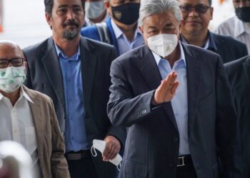AHMAD Zahid Hamidi diiringi para penyokongnya ketika tiba di mahkamah bagi perbicaraan dakwaan kes pecah amanah dan pengubahan wang haram di Kompleks Mahkamah Kuala Lumpur di sini, hari ini. UTUSAN/MUHAMAD IQBAL