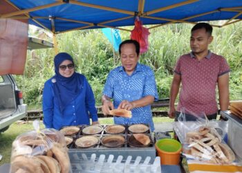 AHMAD MASLAN (tengah) memasak apam balik ketika melakukan Tinjauan Mesra  di Pasar Pagi Bandar Benut, Pontian, Johor.