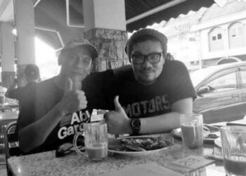 SAARI Sulong atau Aie (kanan) kartunis yang terkenal dengan kartun
Abe dan Aku Hidup Dalam Blues dalam majalah Ujang meninggal dunia
akibat komplikasi buah pinggang.