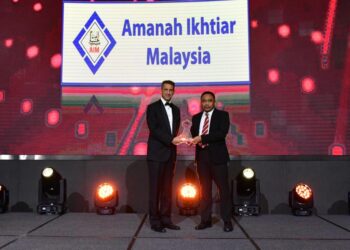 PENGARAH Urusan IFN, Andrew Morgan menyampaikan Anugerah Institusi Mikrokredt Terbaik (Islamik) kepada Ketua Pegawai Perundangan dan Operasi AIM, Jani Izwandy Che Jan. 