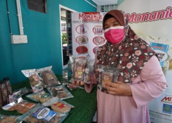 RAZUNA Kiprawi menunjukkan pelbagai jenis belacan dan produk hasil laut yang dihasilkannya di Kampung Assyarakirin Fasa 2, Bintulu, Sarawak.