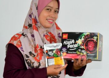 SITI Mohammed Timiati bersama produk yang dijual.