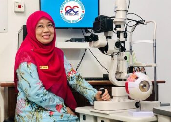 NAPISAH Said
mengusahakan Optocare
Network Pasir Tumboh De
SMART Optometrist,
di Kelantan.