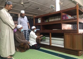 MOHD. Saifuldin Mohamad (kiri) bersama ahli jawatankuasa masjid melihat kubur Nik Mah Nik Soh di ruangan solat Masjid Razaleigh di Bandar Lama, Gua Musang, Kelantan. UTUSAN/AIMUNI TUAN LAH
