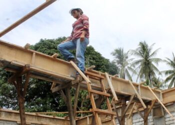 AINA Mardhiah turut melakukan sendiri kerja membina rumah baharu bersama pekerjanya walaupun kerjaya berkenaan dikatakan sesuai buat golongan lelaki.