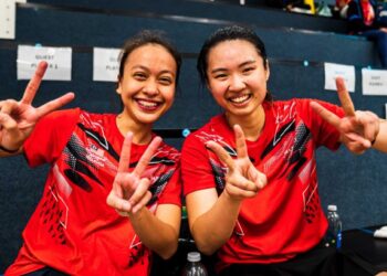 AINAA Amani Ampandi (kiri) dan Chan Yiwen mengejutkan juara dunia, Joshna Chinappa-Dipika Pallikal Karthik untuk mara ke separuh akhir Sukan Komanwel di Birmingham