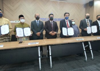 SULAIMAN Md. Ali (tengah) bersama rakan strategik MWI selepas menandatangani memorandum persefahaman (MoU) di Wisma Air, Jalan Hang Tuah, Melaka. - UTUSAN/AMRAN MULUP