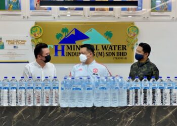 TUANKU Syed Faizuddin Putra Jamalullail (tengah) berkenan merasmikan Production Line 250ml TH Mineral Water di kilang mereka di Jalan Tasoh, Kaki Bukit, Padang Besar, Perlis, hari ini. - UTUSAN
