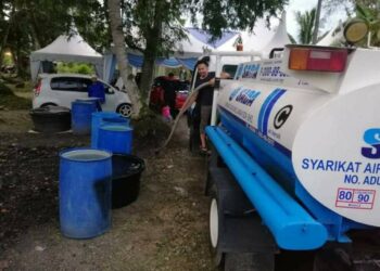 SEBUAH lori tangki SADA menghantar bekalan air ke kawasan kampung yang mengalami gangguan  bekalan air di Merbok, Kedah.