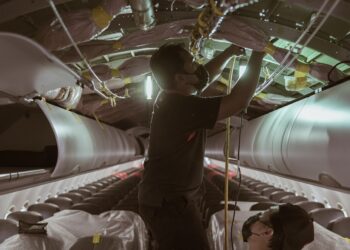 Pasukan Asia Digital Engineering membuat pemasangan jalur lebar GX Aviation oleh Inmarsat pertamanya