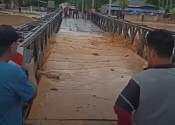 TANGKAP layar video yang dikongsikan menunjukkan air deras di Sungai Kupang akibat hujan lebat di Kampung Iboi, Kupang di Baling.