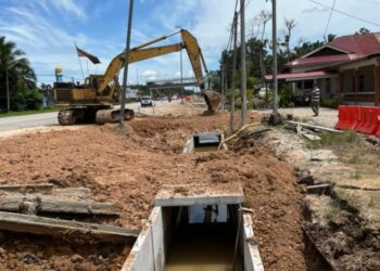 KERJA menaik taraf jalan dan kawasan sekitarnya dari Parit Raja ke Ayer Hitam yang sedang dilaksanakan dan dijangka siap pada Oktober  2024.