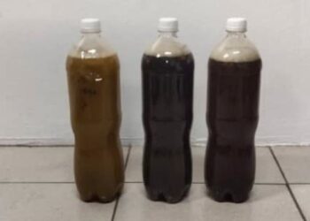 BEKAS berisi cecair disyaki air ketum dirampas dalam serbuan di sebuah kedai makan di Kampung Sungai Badak, Kota Setia dekat Teluk Intan, Perak, kelmarin. - FOTO/IHSAN PDRM