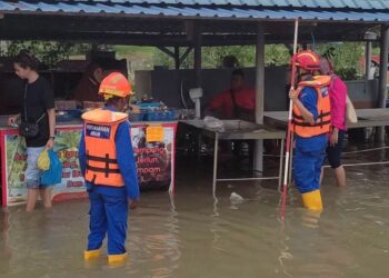 ANGGOTA Angkatan Pertahanan Awam (APM) melakukan pemantauan di Pasar Kota Nelayan ekoran fenomena air pasang besar di Kuala Kedah, Alor Setar hari ini.
