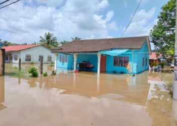 KEADAAN rumah penduduk yang dinaiki air di Sri Medan dan Sri Gading Batu Pahat.
